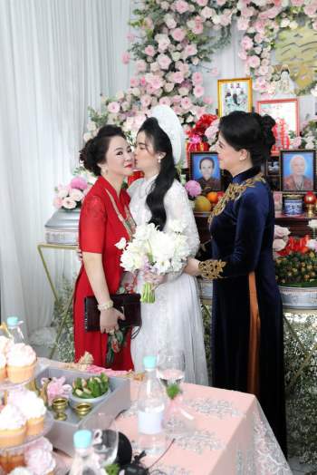Giữa lùm xùm với showbiz Việt, vợ chồng đại gia Dũng lò vôi xuất hiện rạng rỡ trong đám hỏi con trai bà Phương Hằng - Ảnh 5.