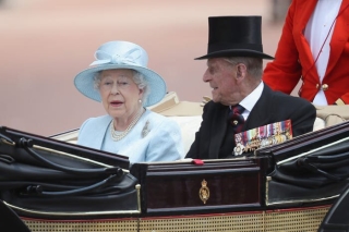 Nữ hoàng và Công tước xứ Edinburgh cùng nhau tham dự Trooping the Color vào tháng 6 năm 2017. Sau đó hai tháng, Hoàng tử Philip tuyên bố nghỉ hưu nên Nữ hoàng sẽ chịu trách nhiệm cho mọi việc chính sự.