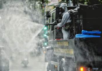 Cận cảnh quân đội phun khử khuẩn phòng dịch hàng loạt tuyến đường ở Gò Vấp - ảnh 8
