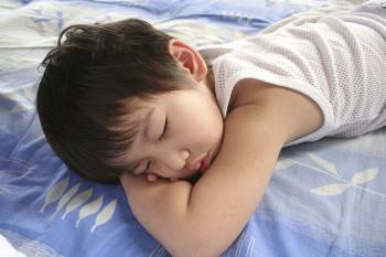 Bé trai 5 tuổi Tu vong khi đang ngủ trưa ở trường mầm non, nguyên nhân khiến phụ huynh và giáo viên đau lòng - Ảnh 2.