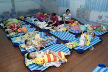 Bé trai 5 tuổi Tu vong khi đang ngủ trưa ở trường mầm non, nguyên nhân khiến phụ huynh và giáo viên đau lòng - Ảnh 3.