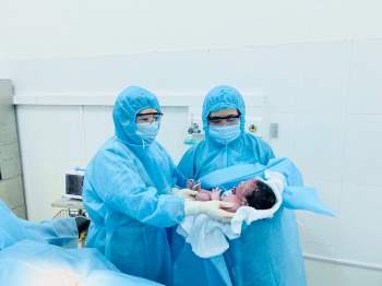Lào Cai đón em bé chào đời an toàn tại khu cách ly - Ảnh 2.