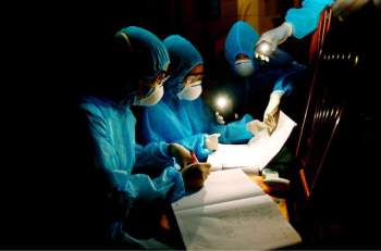 Xúc động hình ảnh các y bác sỹ trắng đêm theo dõi tình hình dịch bệnh COVID-19 tại Vĩnh Phúc - Ảnh 3.