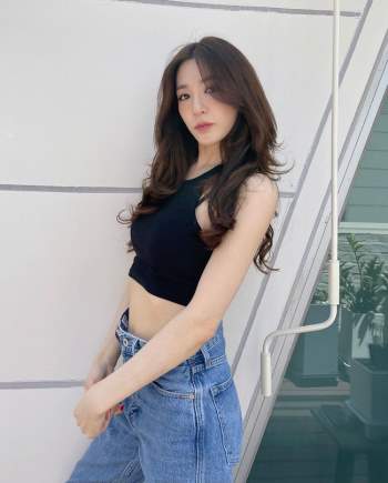 Chị em muốn mặc quần jeans không chỉ trẻ mà còn thanh lịch và sang chảnh, hãy học các sao Hàn 30+ - Ảnh 10.