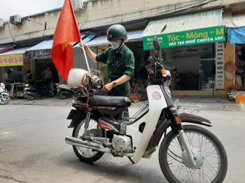 Thanh Hóa: Cựu chiến binh già đi khắp các tuyến phố tuyên truyền về phòng chống dịch và bầu cử - Ảnh 2.