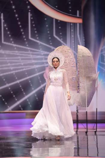 Quốc phục tại Miss Universe 2021: Khánh Vân thiếu mất giây phút 