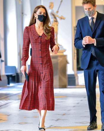 Công nương Kate Middleton cũng có ngày bị chê mặc xấu hơn mẫu hãng, nguyên do bởi một món phụ kiện - Ảnh 1.