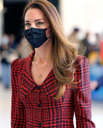 Công nương Kate Middleton cũng có ngày bị chê mặc xấu hơn mẫu hãng, nguyên do bởi một món phụ kiện - Ảnh 2.