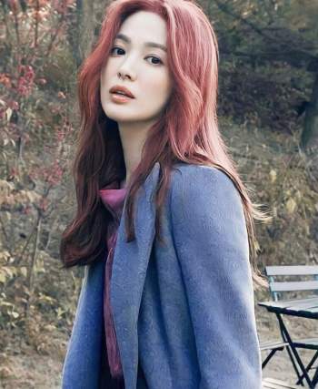 Vì sao Song Hye Kyo bao năm qua chỉ để tóc đen và nâu? Nhìn ảnh tóc đỏ của cô thì sẽ hiểu ngay lý do - Ảnh 3.