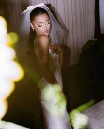 Hình ảnh đẹp nhất hôm nay: Ariana Grande, 1 chiếc váy cưới dung dị và 1 happy ending đẹp lòng người - Ảnh 1.