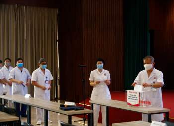 Bệnh viện E chung tay ủng hộ tỉnh Bắc Giang, Bắc Ninh - Ảnh 1.