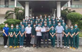 Thứ trưởng Bộ Y tế Nguyễn Trường Sơn thăm hỏi, động viên thầy trò các trường y dược chi viện Bắc Giang - Ảnh 4.