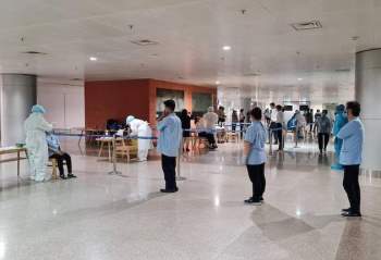 Trung tâm kiểm soát bệnh tật TP. HCM lấy mẫu xét nghiệm nhân viên làm việc tại sân bay Tân Sơn Nhất. 
