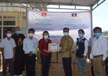 Đoàn công tác của tỉnh Thừa Thiên Huế đã trao tặng tỉnh Salavan và Sê Kông (Lào) nhiều vật tư y tế để phòng chống COVID-19.