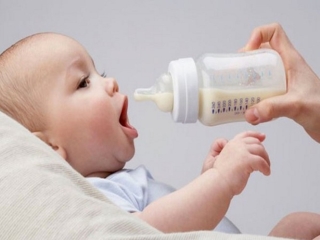 Lợi bất cập hại khi ‘nhồi’ quá nhiều sữa cho con - ảnh 1