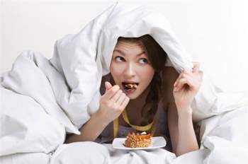 Khó ngủ dễ dẫn đến thói quen ăn uống không khoa học có hại cho sức khỏe.