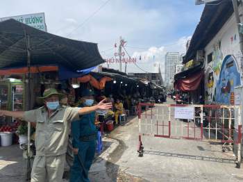 TP.HCM phong tỏa chợ Phú Nhuận vì ca nghi nhiễm: Nhiều người 'mong Covid-19 đừng gọi tên' - ảnh 1