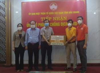 Các dược sĩ Công ty CP Dược phẩm TV. Pharm phát Thu*c cho người dân xã Triệu Thuận, huyện Triệu Phong, tỉnh Quảng Trị.