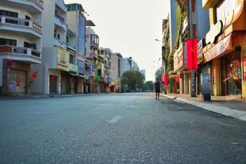 Khoảnh khắc đường Sài Gòn sáng sớm mùng 1 Tết Tân Sửu không bóng người, yên bình nhất - ảnh 1