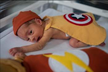 Hình ảnh những em bé sinh non hóa thân thành các siêu anh hùng, chứng minh khả năng chiến đấu mạnh mẽ để giành lại sự sống lay động trái tim người xem - Ảnh 1.