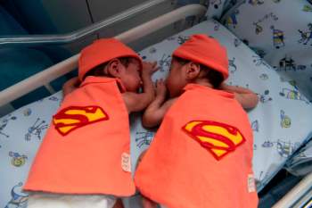 Hình ảnh những em bé sinh non hóa thân thành các siêu anh hùng, chứng minh khả năng chiến đấu mạnh mẽ để giành lại sự sống lay động trái tim người xem - Ảnh 2.