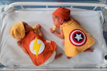 Hình ảnh những em bé sinh non hóa thân thành các siêu anh hùng, chứng minh khả năng chiến đấu mạnh mẽ để giành lại sự sống lay động trái tim người xem - Ảnh 4.