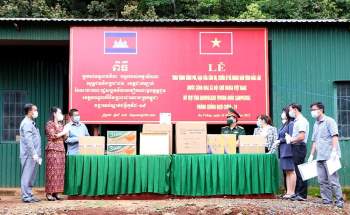 Đoàn công tác của tỉnh Đắk Lắk trao tặng quà, vật tư y tế chống dịch Covid-19 cho tỉnh Mondunkiri – Campuchia. 