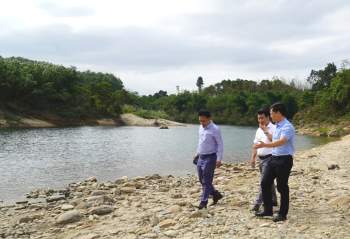 Phó Chủ tịch UBND tỉnh Thừa Thiên Huế Nguyễn Thanh Bình cùng lãnh đạo Sở Du lịch, UBND huyện Phong Điền khảo sát thực tế điểm du lịch suối thác thiên nhiên Hầm Heo.