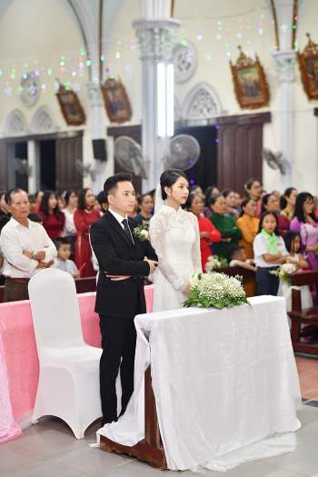 Bóc áo dài cưới của vợ Phan Mạnh Quỳnh: Đính tới 8000 viên đá swarovski đắt tiền, đai corset làm nổi vòng 2 siêu thực của cô dâu - Ảnh 4.