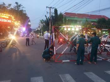 Lực lượng chức năng TP. Thuận An tiến hành gỡ bỏ cách ly trên đường D35, khu dân cư Việt Sing. (Ảnh: Báo Bình Dương)