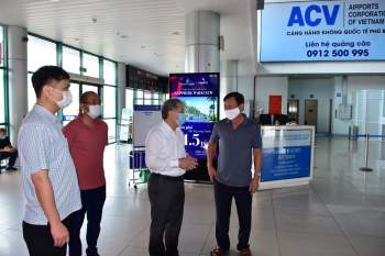 Chủ tịch UBND tỉnh Thừa Thiên Huế Phan Ngọc Thọ kiểm tra công tác phòng chống dịch COVID-19 tại Sân bay Phú Bài.