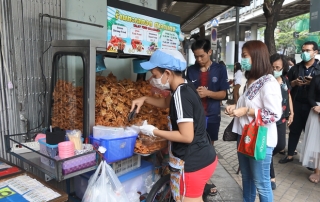 Một gian hàng hải sản ở Bangkok bán tận 140kg mỗi ngày, bí quyết chính là thứ nước sốt thần thánh làm từ dứa - Ảnh 1.