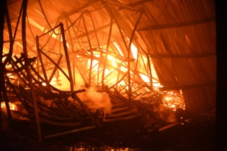 Cháy lớn ở Bình Định, thiêu rụi hàng ngàn m2 nhà xưởng tại xí nghiệp sản xuất đồ gỗ xuất khẩu - Ảnh 2.