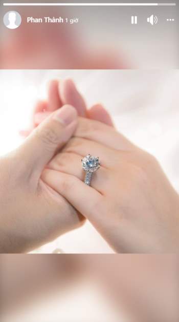 Không còn giấu giếm, Phan Thành chính thức đăng ảnh tay nắm tay cô dâu với chiếc nhẫn kim cương - Ảnh 1.