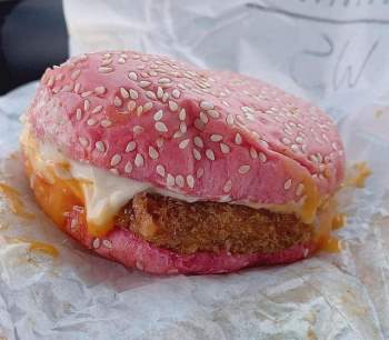 Hồng đen trong bánh mì bạn đó: Burger King ra mắt phiên bản black & pink burger nhân dịp Valentine - Ảnh 3.
