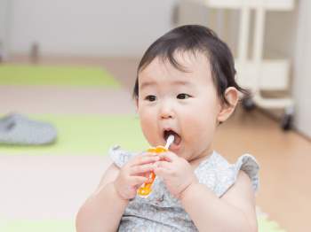 Trẻ sơ sinh ở các độ tuổi khác nhau nên vệ sinh răng miệng như thế nào: Đây là những điều cha mẹ cần biết - Ảnh 1.
