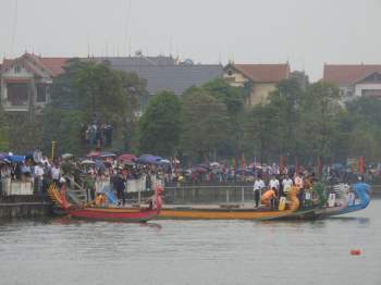 Phú Thọ: Sôi nổi cuộc đua bơi chải trên hồ Công viên văn lang dịp Giỗ Tổ Hùng Vương 2021 - Ảnh 2.