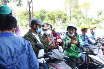 TP.HCM: Người dân ngỡ ngàng vì phải khai báo y tế online ở chốt kiểm soát dịch quận Gò Vấp - Ảnh 5.