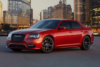 2. Chrysler 300 2021 (giá khởi điểm: 30.445 USD, điểm nội thất: 8/10).