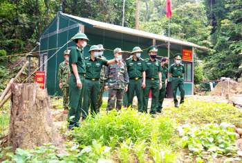Bộ đội Biên phòng tỉnh Quảng Bình căng mình trên đường biên chống dịch - Ảnh 4.
