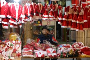 Không khí Noel sớm rộn ràng trên khắp nẻo phố phường Hà Nội - 2