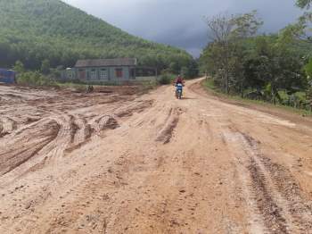 Người dân huyện Tuyên Hóa (Quảng Bình) bức xúc vì mỏ khai thác đất gây ô nhiễm - Ảnh 1.