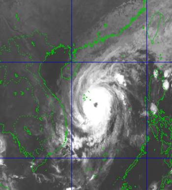 Tin khẩn cấp về bão số 13: Giật cấp 17, áp sát vùng biển Quảng Bình - Quảng Ngãi - Ảnh 2.