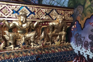 Ngôi chùa Thái Lan có tượng David Beckham và Pikachu đặt dưới bệ thờ - Ảnh 1.