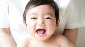 Có một sai lầm khi bé chưa mọc răng rất nhiều bố mẹ mắc phải có thể làm hỏng cả hàm răng vĩnh viễn của trẻ sau này - Ảnh 2.