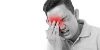Khi bị đau đầu kèm nhức mắt tăng dần về cường độ và tần suất thì phải đi khám ngay.