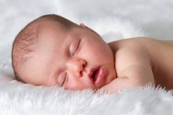 Trẻ sơ sinh ngủ nhiều có đáng lo? | Vinmec