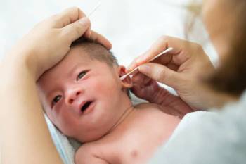 Qua chuyện bé 11 tháng tuổi bị ngộ độc Thuốc nhỏ mũi, BS Nhi vạch ngay loạt sai lầm của bố mẹ trong việc vệ sinh Tai - Mũi - Mắt cho con hàng ngày - Ảnh 2.