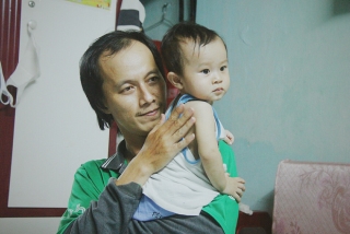 Gặp người cha địu bé trai 9 tháng tuổi chạy xe ôm ở Sài Gòn: Mình có lỗi với con, thấy con đi nắng mà xót lắm - Ảnh 8.