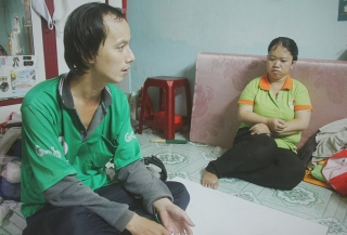 Gặp người cha địu bé trai 9 tháng tuổi chạy xe ôm ở Sài Gòn: Mình có lỗi với con, thấy con đi nắng mà xót lắm - Ảnh 5.